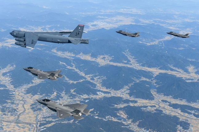 지난달 17일 한반도에 전개한 미국 공군의 B-52H 전략폭격기와 한국 공군의 F-35A 전투기들이 한반도 상공에서 한미 연합공중훈련을 실시하고 있다. 이번 훈련은 한미 공군의 우수한 연합작전 수행능력과 대한민국 방위에 대한 미국의 확장억제 의지를 다시 한 번 보여줬다. [대한민국 공군]