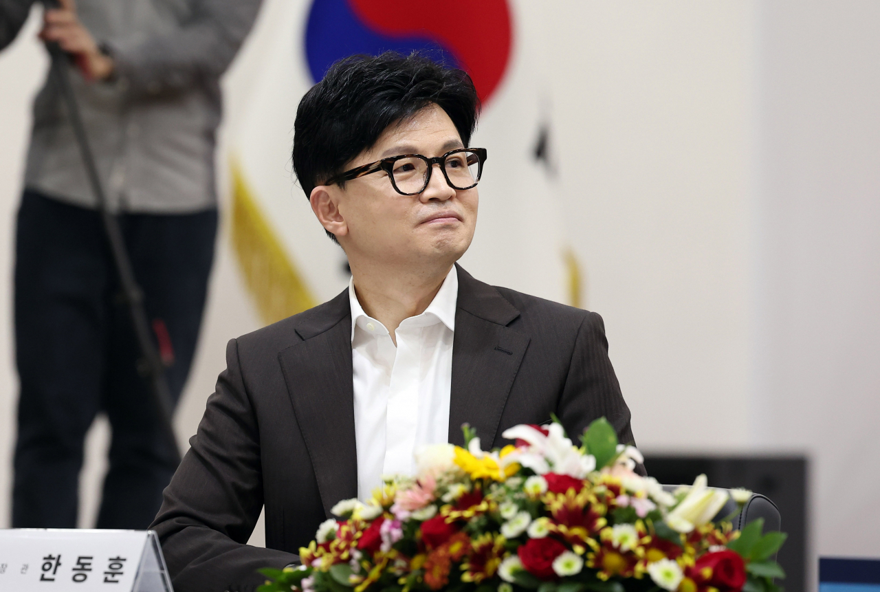 한동훈 법무부 장관이 13일 오후 경기 성남시청에서 열린 '교정시설 수용자 의료처우 개선 및 공공보건의료 서비스 확대를 위한 업무협약' 협약식에서 신상진 성남시장의 인사말을 경청하고 있다. [연합]