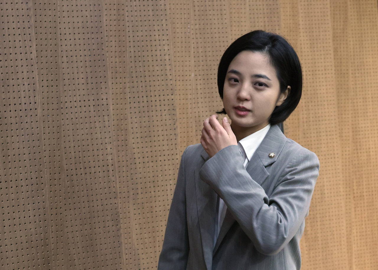 정의당 류호정 의원이 13일 국회에서 청년 관련 정책 발표 기자회견을 하고 회견장을 나서고 있다. [연합]
