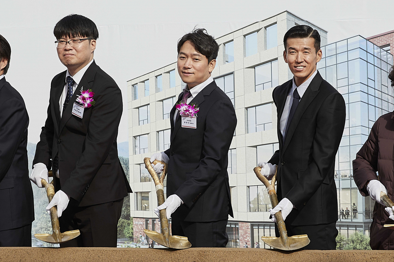 넥슨 계열사 네오플은 루게릭병 등 중증 근육성 희소 질환 환우를 위한 전문요양병원 건립을 돕고자 승일희망재단에 20억원을 기부한다고 13일 밝혔다. 사진은 시삽하는 이원만 네오플 총괄 디렉터(왼쪽부터), 윤명진 네오플 대표이사, 승일희망재단 션 공동대표. [연합]