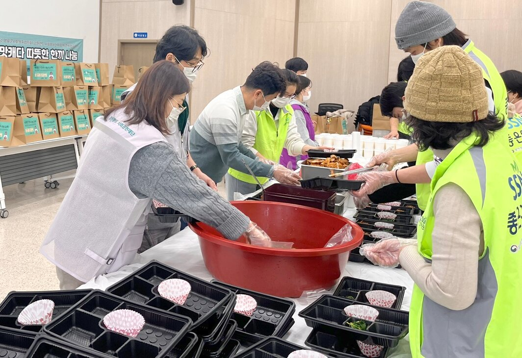 강원랜드 사회공헌재단과 ‘정태영삼 맛캐다’ 업주들의 영월지역 취약층 어르신 식사 봉사