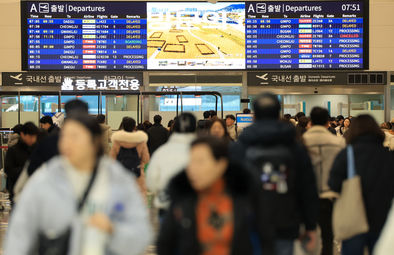Jeju International Airport bustles with tourists on Sunday, as a cold wave causes some flight cancellations. (Yonhap)
