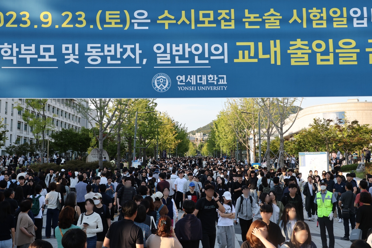 2024학년도 대입 수시논술 시험이 치러진 서울 서대문구 연세대에서 시험을 마친 수험생이 귀가하고 있다. [연합]