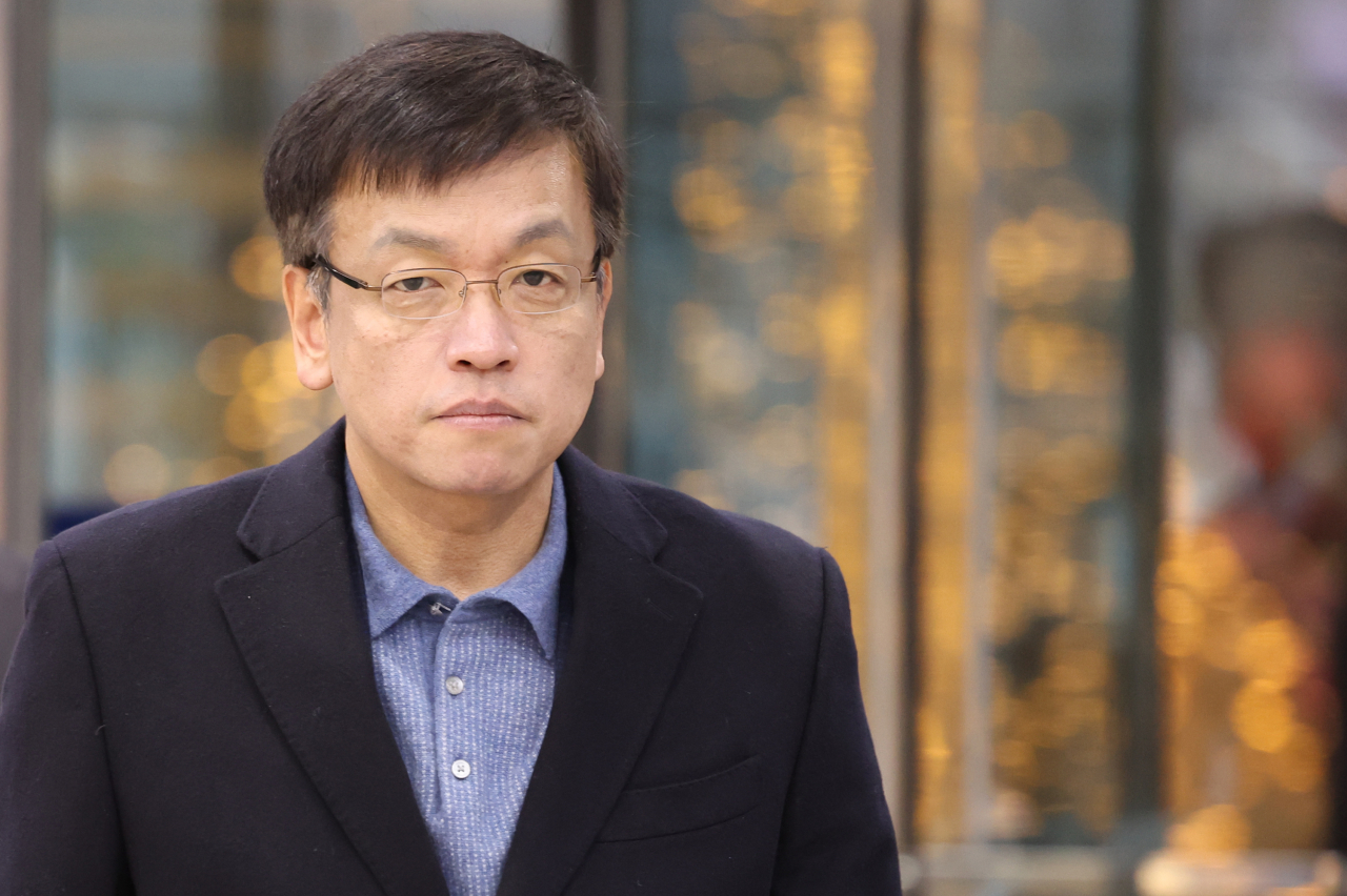 최상목 부총리 및 기획재정부 장관 후보자가 11일 오전 서울 중구 인사청문회 준비 사무실로 출근하고 있다.[연합]