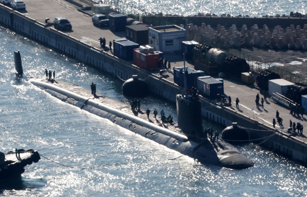 미국 해군 핵추진잠수함 ‘미주리함(SSN-780·7800t급)’이 17일 오전 부산 남구 해군작전사령부 부산기지에 입항하고 있다. [뉴시스]