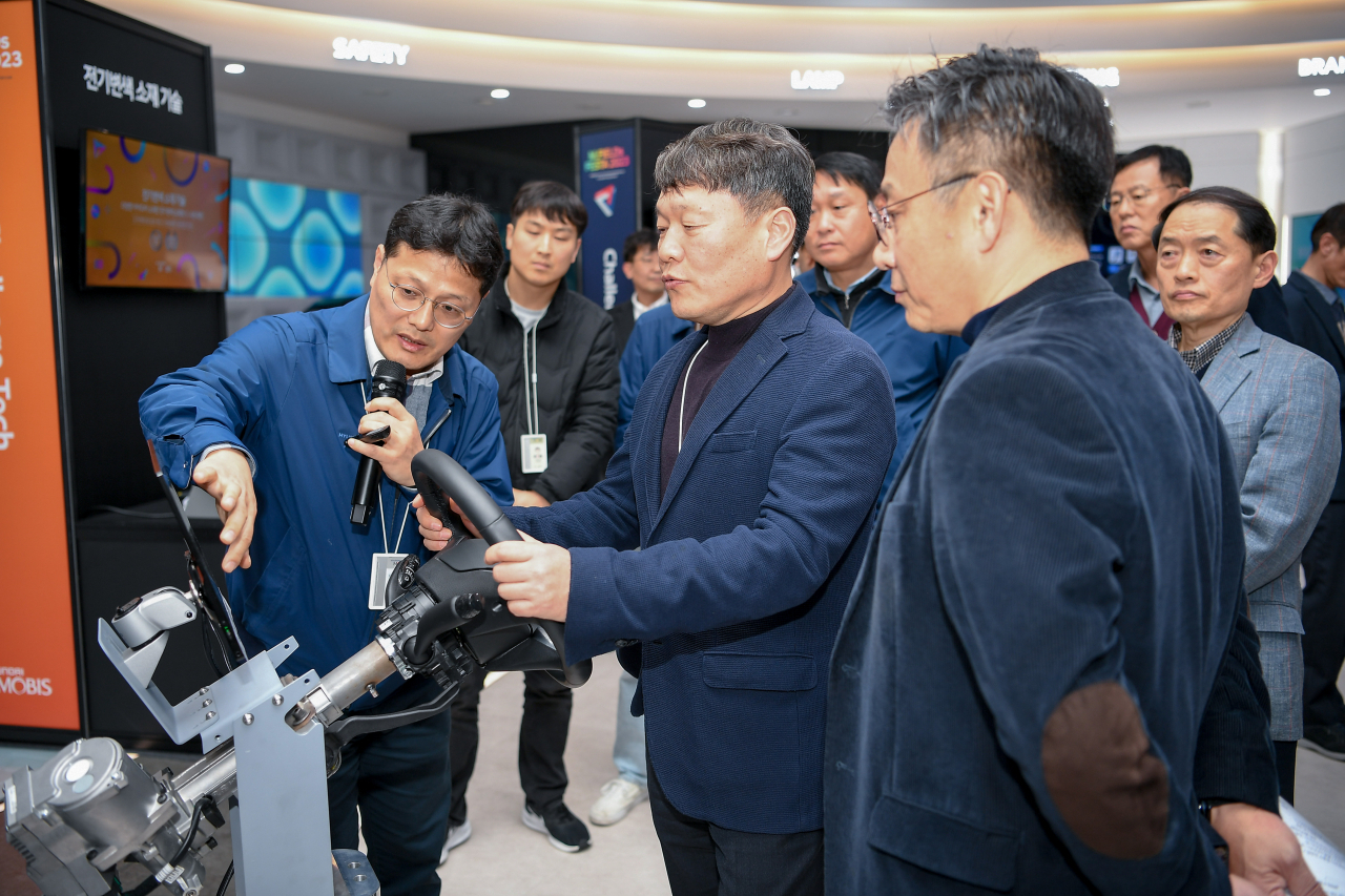 이규석(가운데) 현대모비스 사장이 최근 경기도 용인 마북연구소에서 열린 ‘2023 엠필즈 페스타’에서 관련 기술을 체험하며 설명을 듣고 있는 모습. [현대모비스 제공]