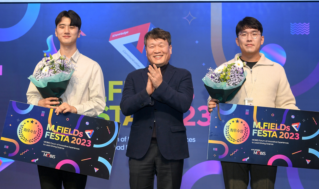 이규석(가운데) 현대모비스 사장과 최우수상에 선정된 연구원들이 기념촬영을 하는 모습. [현대모비스 제공]