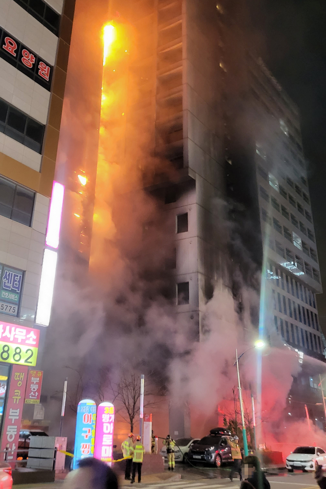 17일 인천 공단소방서 등에 따르면 이날 오후 9시 2분께 인천시 남동구 논현동 지하 3층, 지상 18층짜리 호텔에서 불이 났다. 소방당국은 오후 9시 18분께 인접한 5&sim;6곳의 소방서에서 인력과 장비를 동원하는 대응 2단계를 발령하고 진화를 벌이고 있다. [연합]