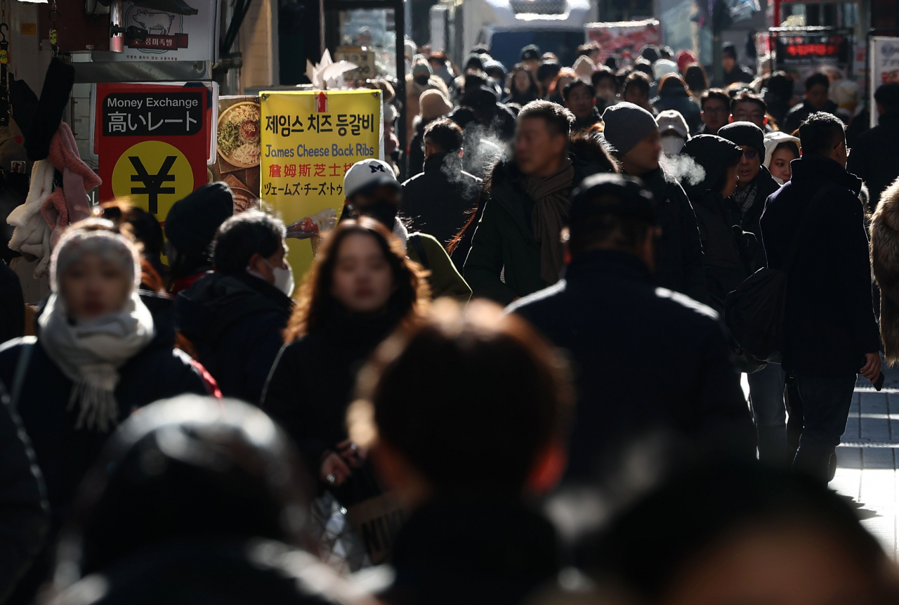 기온이 영하 10도 아래로 떨어진 가운데 서울 명동거리에서 시민들이 입김을 내뿜으며 걸어가고 있다. [연합]