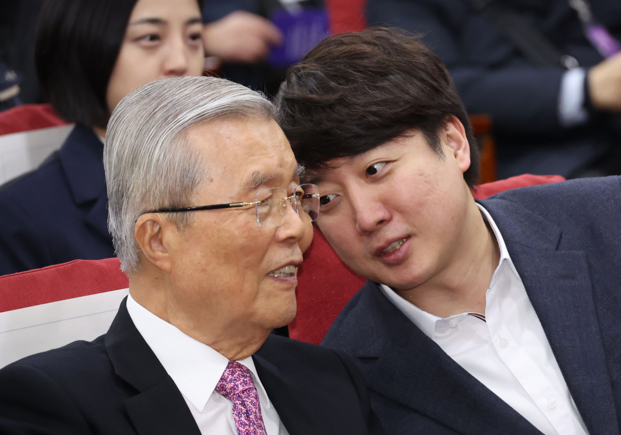 17일 국회 의원회관에서 열린 새로운선택 창당대회에서 이준석 전 국민의힘 대표와 김종인 전 비대위원장이 대화하고 있다. [연합]