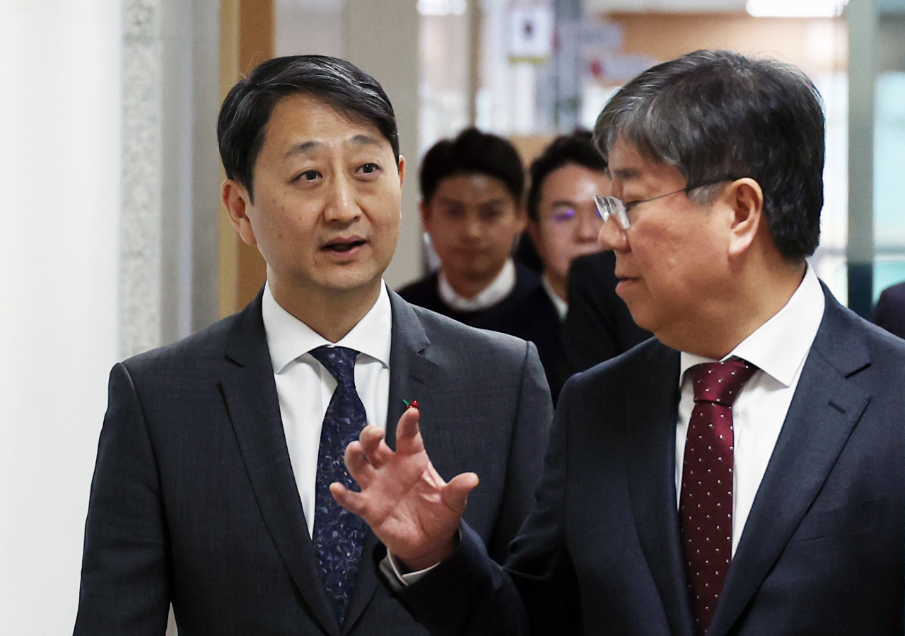 윤석열 대통령이 조만간 외교·안보라인을 개편할 것으로 18일 전해졌다. 산업통상자원부 장관 후보자로 지명된 안덕근 통상교섭본부장(왼쪽)과 김대기 대통령 비서실장이 전날 오후 서울 용산 대통령실 청사에서 열린 인사 관련 브리핑에 입장하고 있다. [연합]