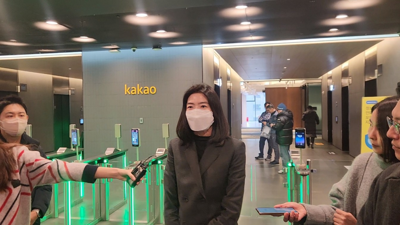 정신아 카카오 대표 내정자가 18일 기자들과 만나 쇄신 방향에 대해 설명하고 있다. 이영기 기자.
