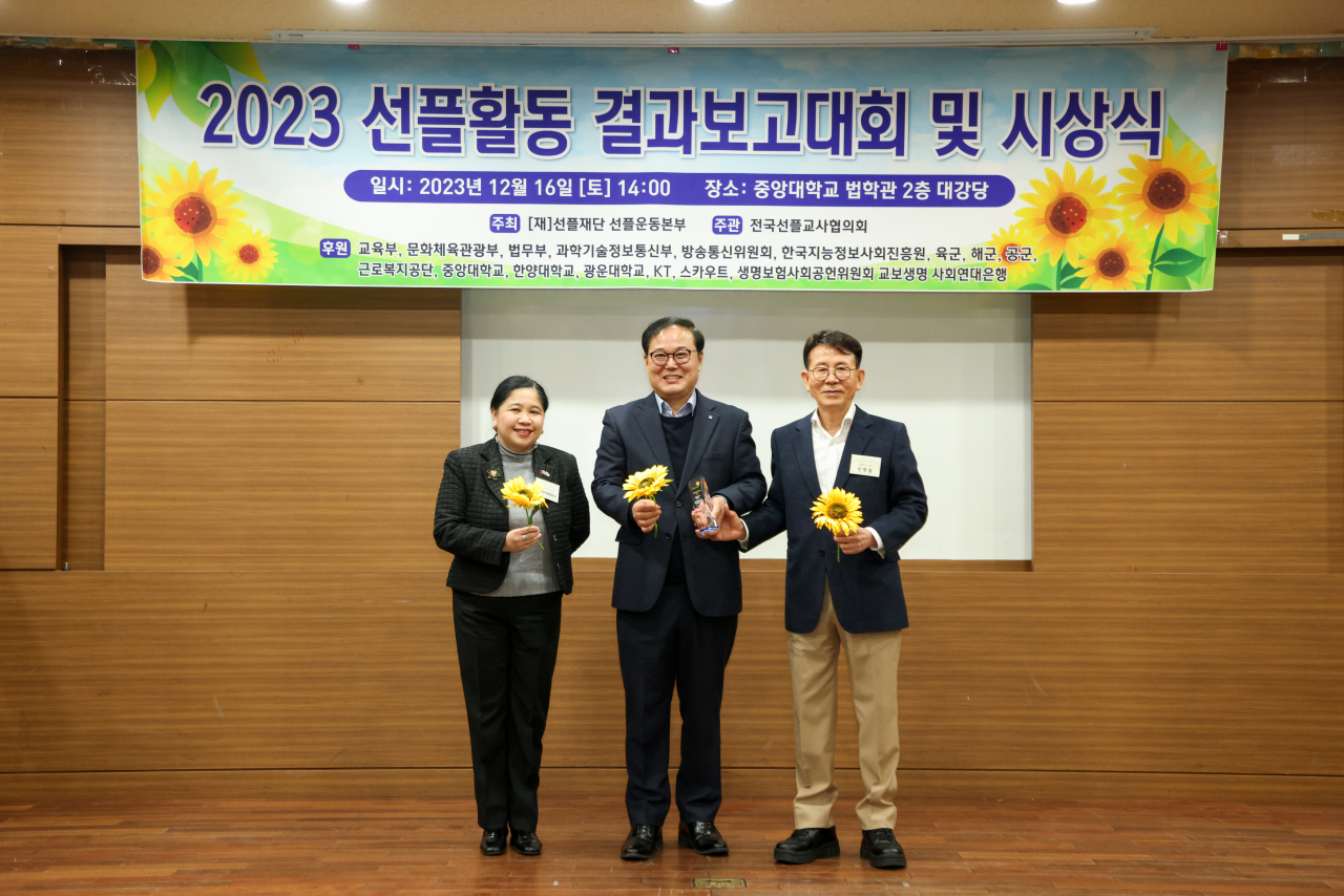 민병철 선플재단 이사장(오른쪽)과 마리아 테리사 주한필리핀대사(왼쪽)가 선플언론인상1호 수상자인 김영상 헤럴드경제 논설실장과 상 수여식을 갖고 있다.