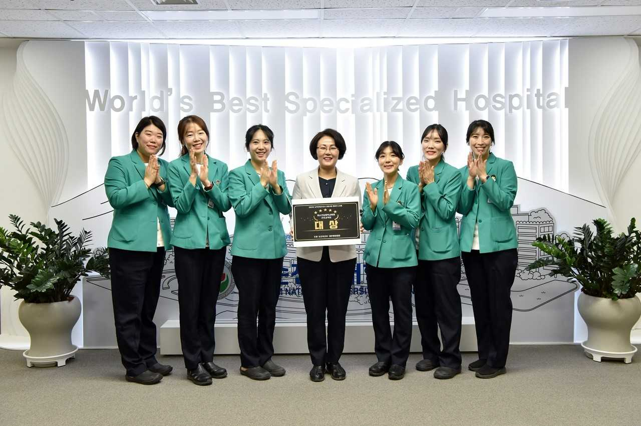 화순전남대병원 간호교육팀이 ‘2023년 교육전담간호사 지원사업’ 우수사례 공모전에서 병원 우수사례 부문 대상을 수상하고 장은희(가운데) 간호교육팀장 등이 기념 촬영하고 있다.