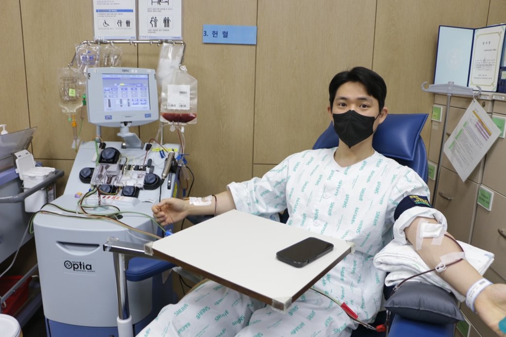 조혈모세포를 기증하고 있는 포항제철소 3제강공장 유선영 대리. [포스코그룹 제공]