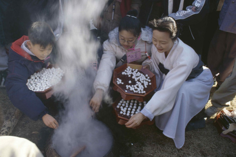 사람들이 동지에 먹는 단팥죽에 새알을 넣고 있다. [문화재청 제공]