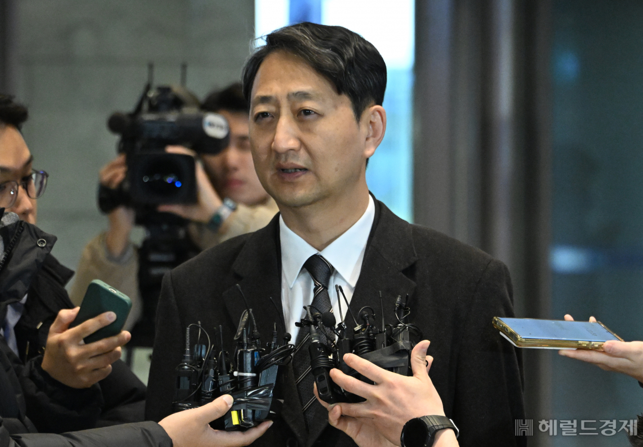 안덕근 산업통상자원부 장관 후보자가 18일 서울 중구 인사청문회 준비 사무실로 출근하고 있다. 임세준 기자