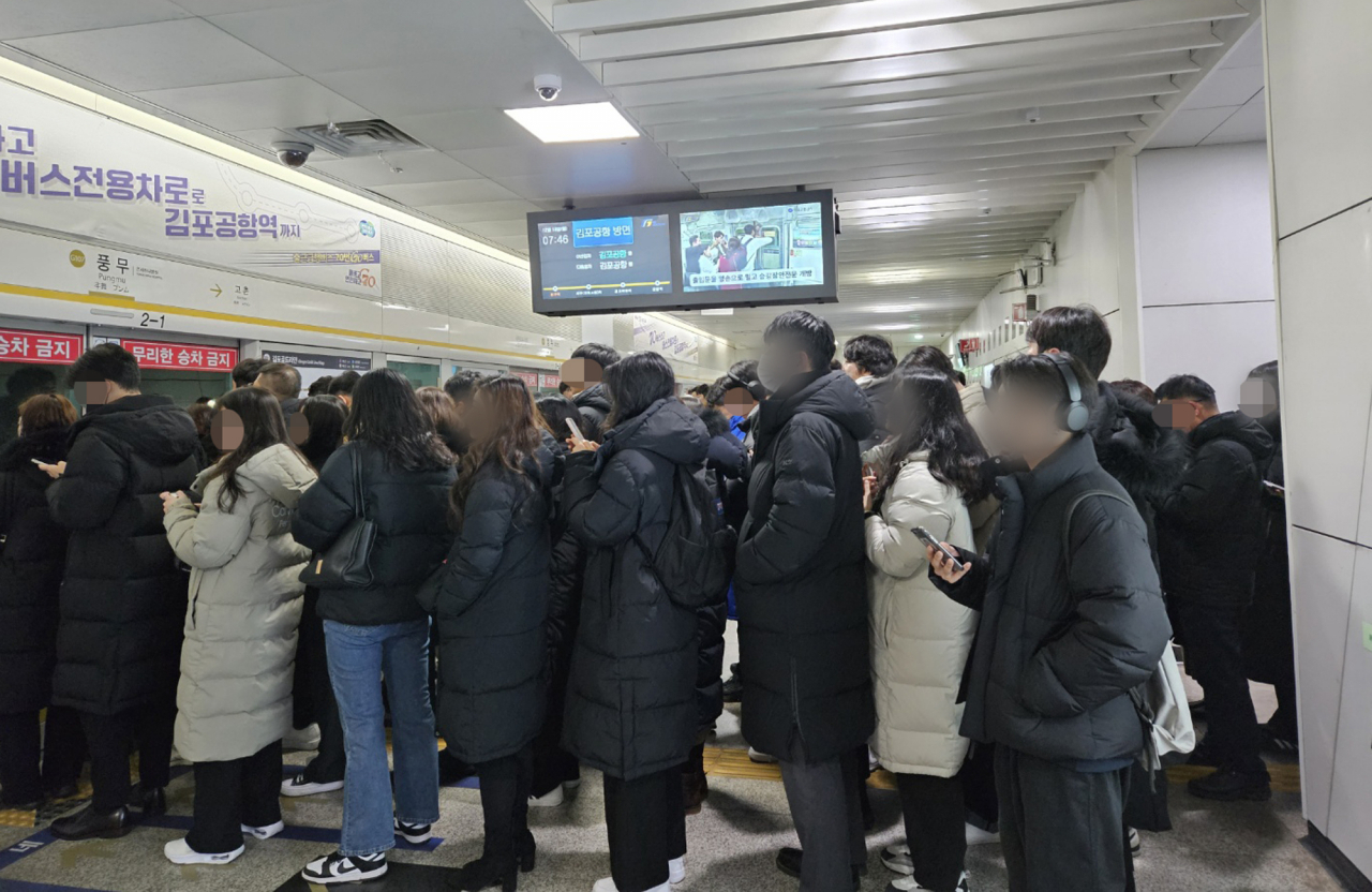 18일 오전 김포도시철도(김포골드라인) 전동차 고장으로 김포공항역 방향 풍무역이 승객들로 붐비고 있다. 이날 오전 7시 40분께 김포 구래역에서 출발해 김포공항역으로 향하던 전동차 1대의 주공기 압축기에 장애가 발생했다. [연합]