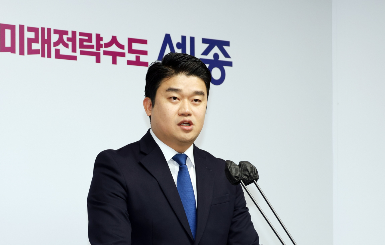 신용우 안희정 전 충남지사 비서가 18일 세종시청 정음실에서 기자회견을 열고 "제20 총선에서 더불어민주당 후보로 세종을 선거구에 출마하겠다"고 밝히고 있다. 연합뉴스