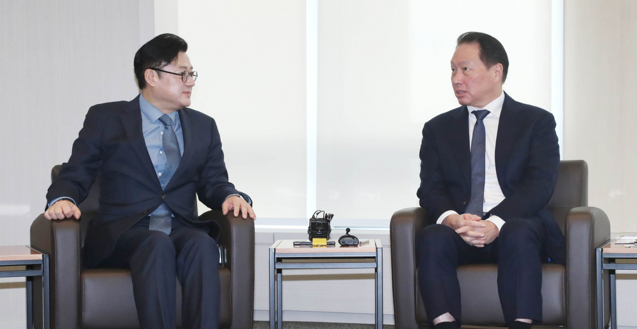최태원(오른쪽) 대한상공회의소 회장이 18일 서울 상의회관에서 홍익표 더불어민주당 원내대표와 최근 경제현안에 대해서 논의하고 있다. [대한상의 제공]