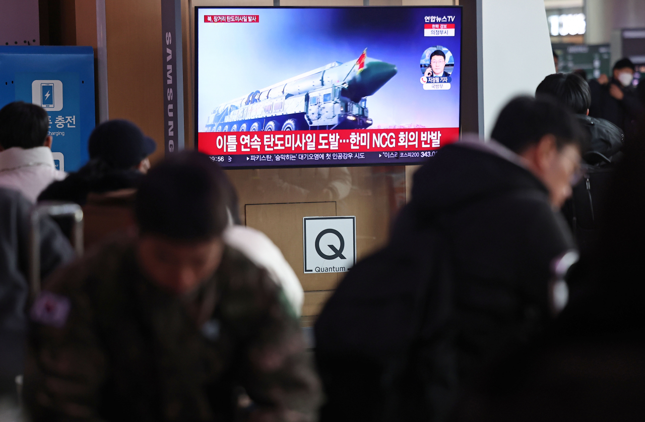 북한이 동해상으로 대륙간탄도미사일(ICBM)로 추정되는 탄도미사일을 발사한 18일 오전 서울역에서 시민들이 관련 뉴스 보도를 보고 있다. 북한은 전날에도 동해상으로 단거리 탄도미사일 1발을 발사했다. [연합]