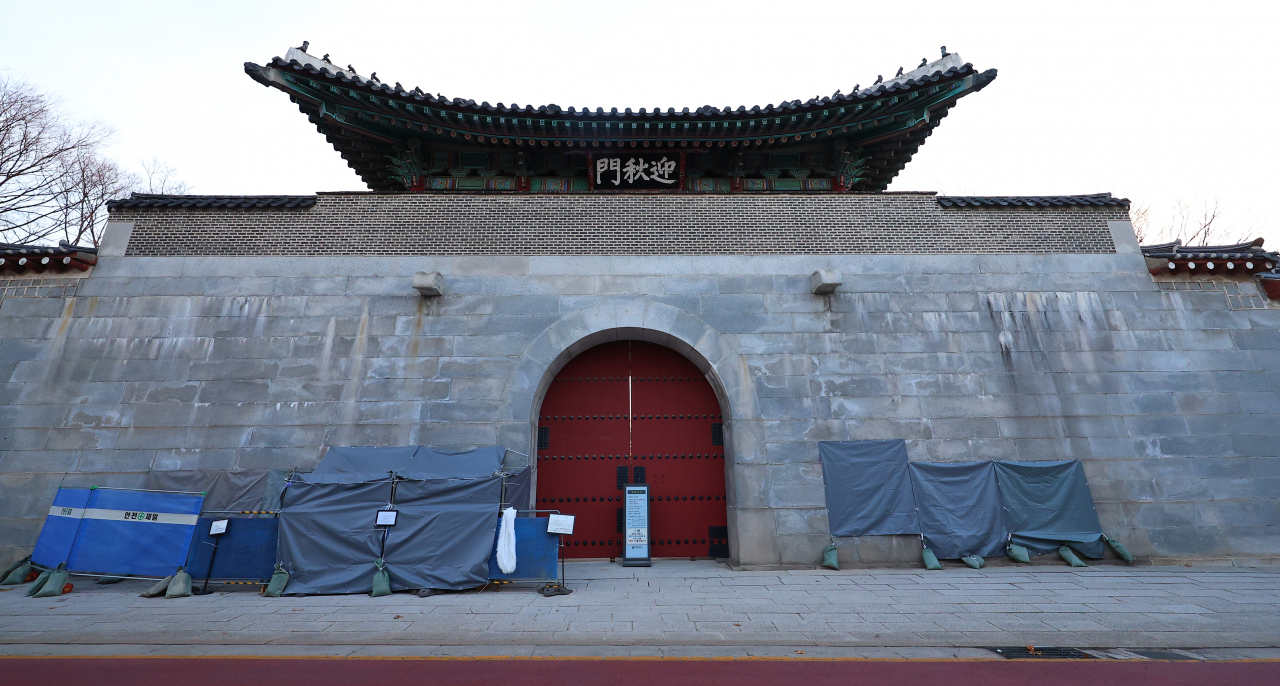 낙서로 훼손된 담장에 임시 가림막을 설치한 모습. [연합]