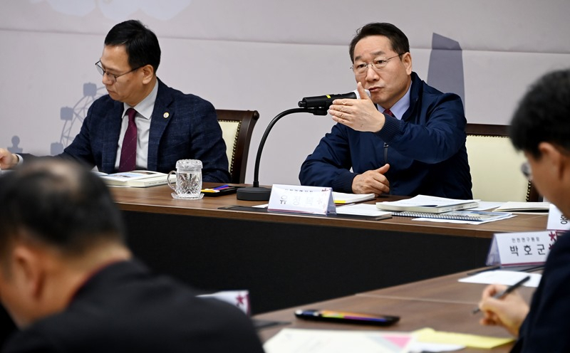 유정복 인천광역시장이 18일 시청 장미홀에서 글로벌도시국, 도시계획국, 도시균형국의 글로벌·원도심 분야 2024년 주요업무보고를 받고 있다.〈인천시 제공〉