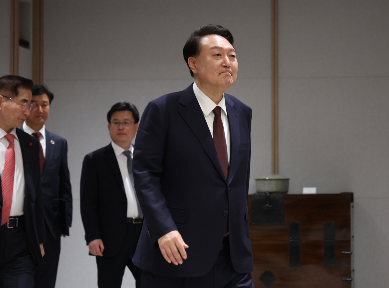 윤석열 대통령이 18일 서울 용산 대통령실 청사에서 열린 정형식 헌법재판소 재판관 임명장 수여식에 입장하는 모습. [연합]