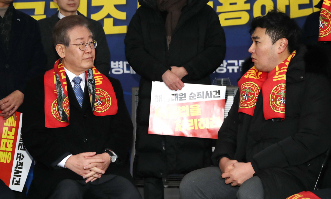 이재명 더불어민주당 대표가 18일 오후 국회 본청 앞 해병대원 순직 국정조사 수용 촉구 농성장을 찾아 참석자들과 이야기를 나누고 있다. [연합]