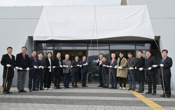 18일 경남 양산 물금신도시에 들어선 동부권 창업거점 ‘G-스페이스 동부’ 개소식에서 참석자들이 현판 제막식을 진행하고 있다. [사진=경남도]