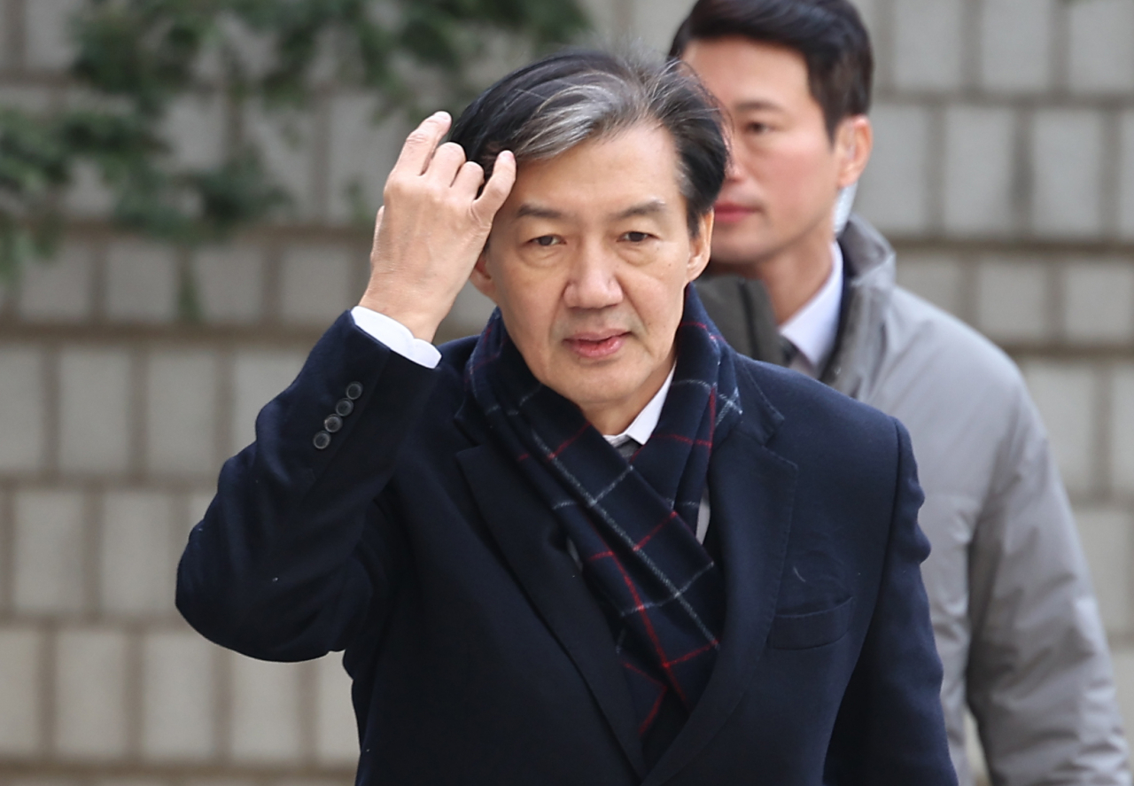 자녀 입시비리 및 감찰무마 혐의로 1심에서 징역 2년을 선고받은 조국 전 법무부 장관이 18일 오후 서울 서초구 서울고등법원에서 열린 2심 속행공판에 출석하고 있다. 2023.12.18 [연합]