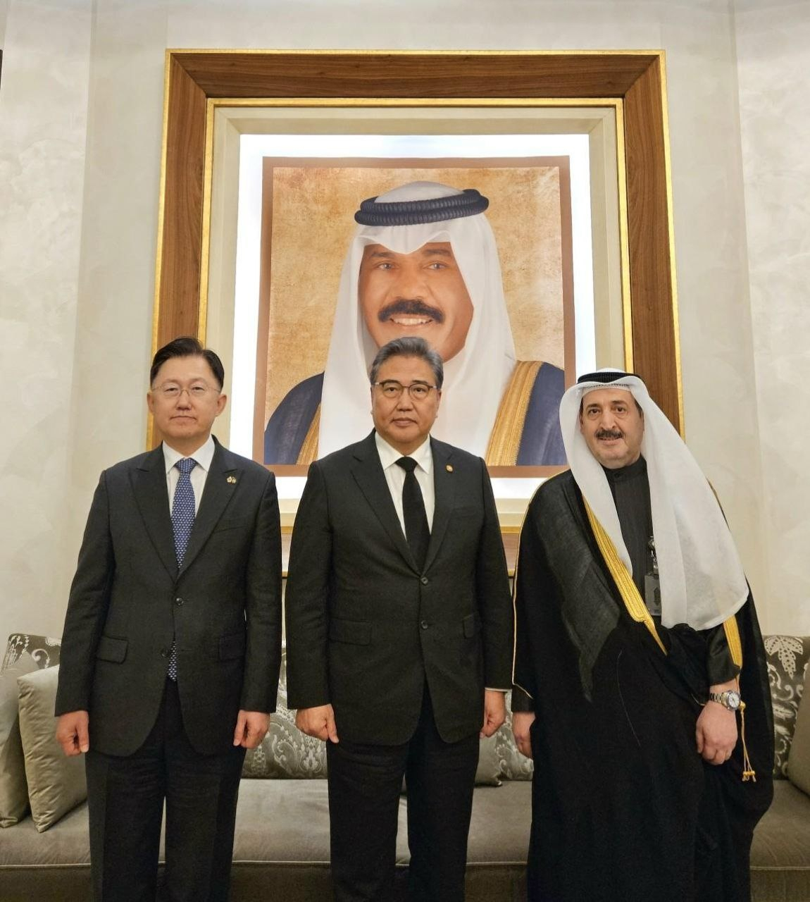 박진 외교부 장관이 지난 16일 나와프 알 아흐마드 알 자베르 알 사바 쿠웨이트 국왕 서거에 정부 조문사절단장으로 18일 쿠웨이트 공항 도착했다, 정병하 주쿠웨이트대한민국 대사(왼쪽), 디얍 파르한 알 라쉬디 주한쿠웨이트대사(오른쪽)이 박 장관을 영접했다. 초상화는 고 나와프 쿠웨이트 국왕. [외교부 제공]