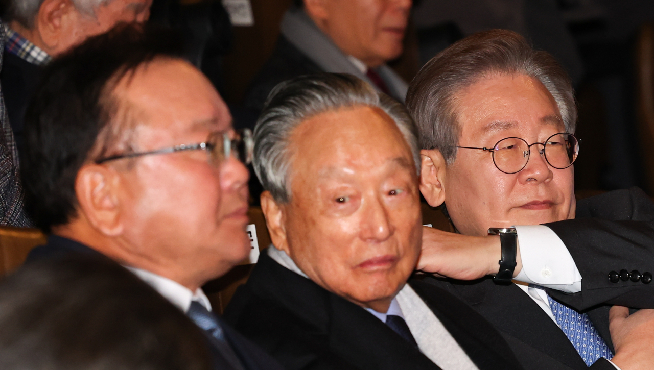 이재명 더불어민주당 대표(오른쪽)가 18일 오후 서울 용산구 용산 CGV에서 열린 ‘길위에 김대중’ VIP 시사회에 참석해 영화 시작을 기다리고 있다. 왼쪽부터 김부겸 전 국무총리, 권노갑 김대중재단 이사장, 이재명 대표. [연합]