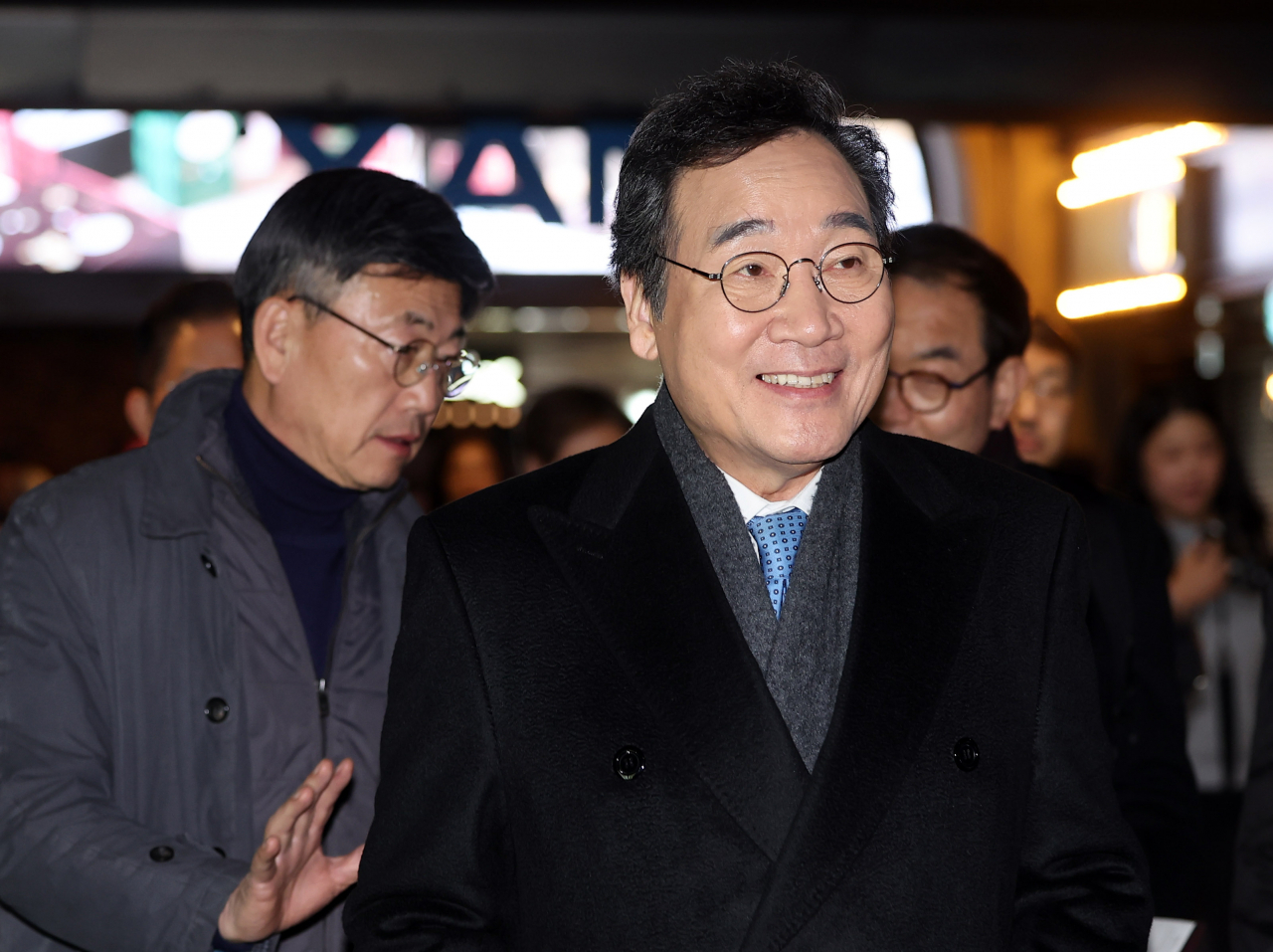 이낙연 더불어민주당 전 대표가 18일 서울 용산 CGV에서 열린 ‘길위에 김대중’ 시사회에 참석하기 위해 이동하고 있다. [연합]