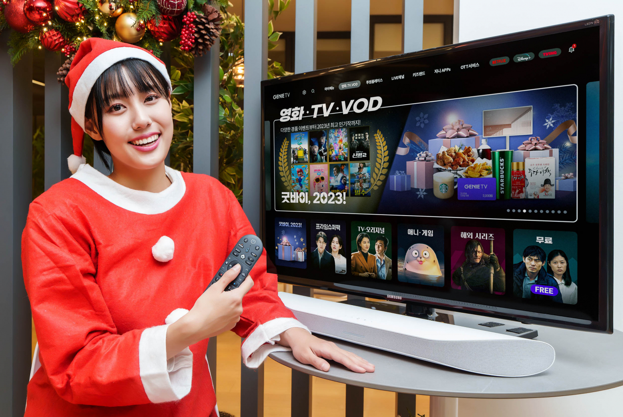 KT 관계자가 지니TV ‘굿바이 2023 특집관’을 소개하고 있다. [KT 제공]