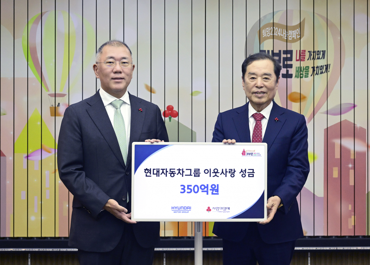 정의선(왼쪽) 현대차그룹 회장이 18일 이웃사랑 성금 350억원을 사회복지공동모금회에 전달하고 김병준 사회복지공동모금회 회장과 기념 촬영을 하고 있다. [현대차그룹 제공]