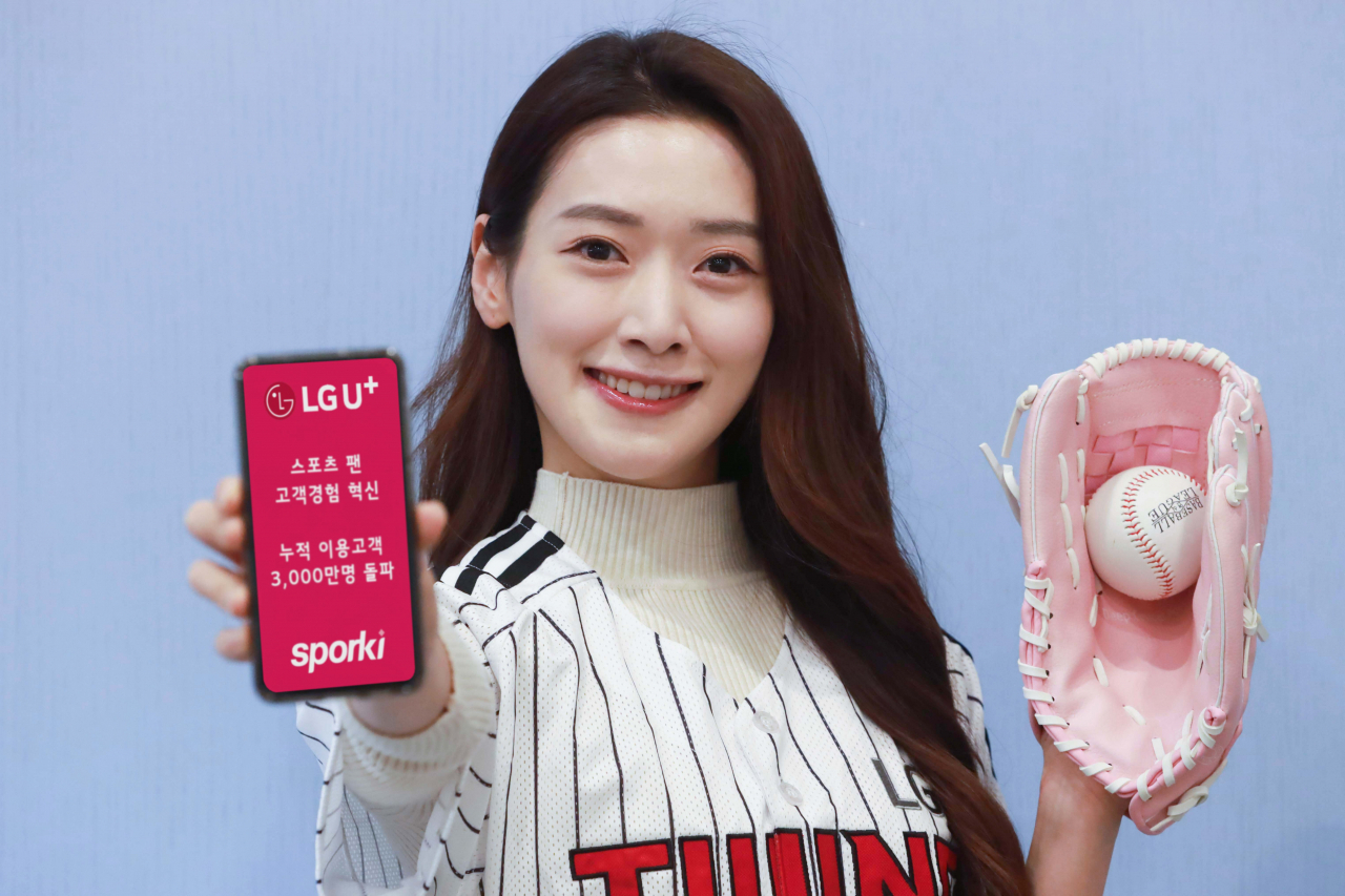 LG유플러스 관계자가 통합 스포츠 커뮤니티 플랫폼 ‘스포키'를 소개하고 있다. [LG유플러스 제공]