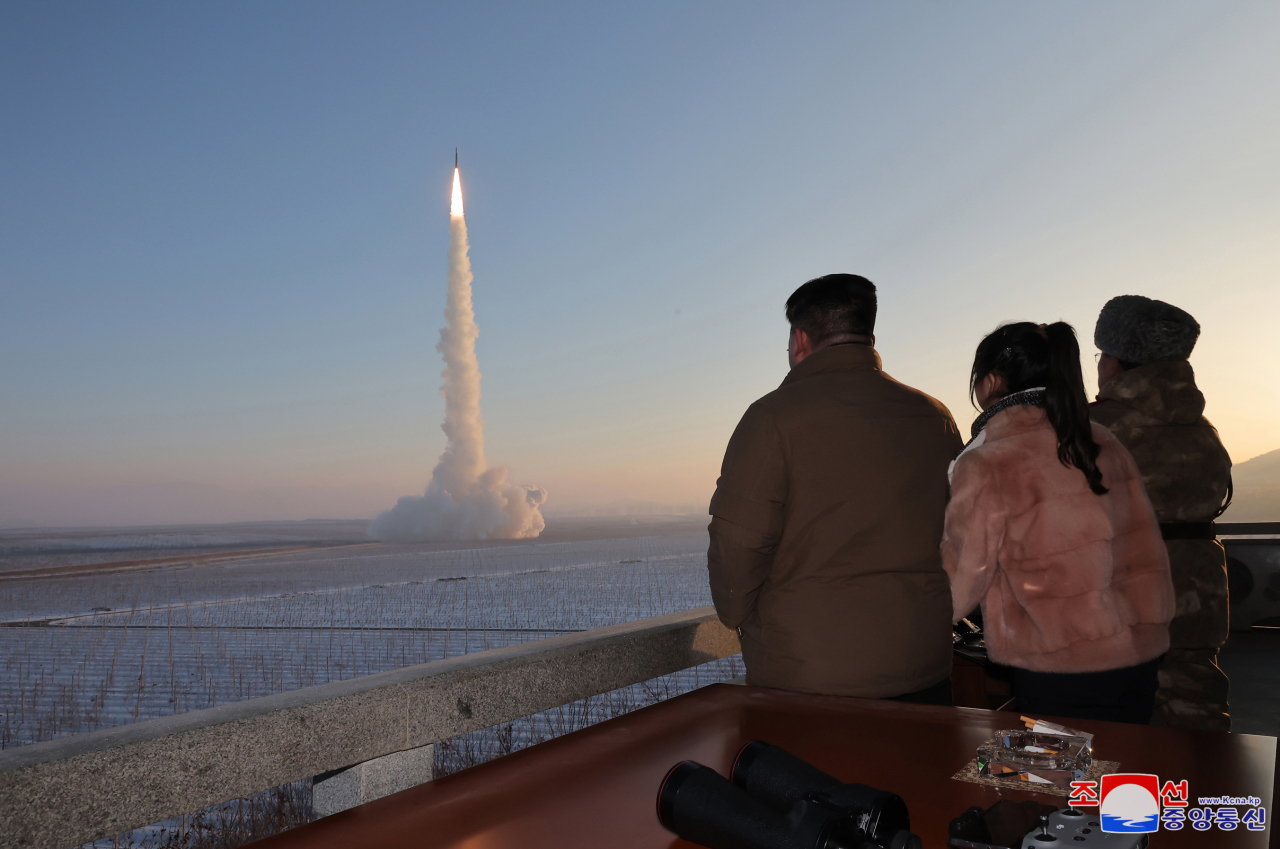 한국과 미국, 일본 3국은 19일부터 북한 미사일 경보정보 실시간 공유체계 가동에 돌입했다고 국방부가 밝혔다. 김정은 북한 국무위원장이 딸 김주애 등과 함께 전날 고체연료 대륙간탄도미사일(ICBM) 화성-18형 발사훈련을 지켜보고 있다. [연합]