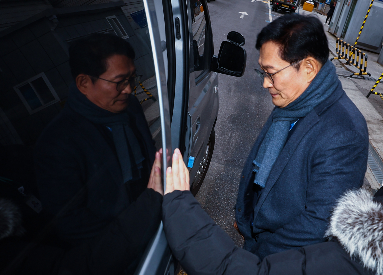 더불어민주당 전당대회 돈봉투 살포 의혹의 정점으로 지목된 송영길 전 민주당 대표가 지난18일 서울 서초구 서울중앙지방법원에서 열린 구속 전 피의자심문(영장실질심사)을 마친 뒤 검찰 차량에 타고 있다. 송 전 대표는 이날 자정 무렵 영장이 발부됐다. [연합]