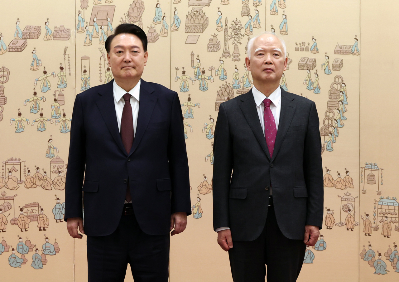 윤석열 대통령이 18일 서울 용산 대통령실 청사에서 정형식 헌법재판소 재판관에게 임명장을 수여했다. [연합]