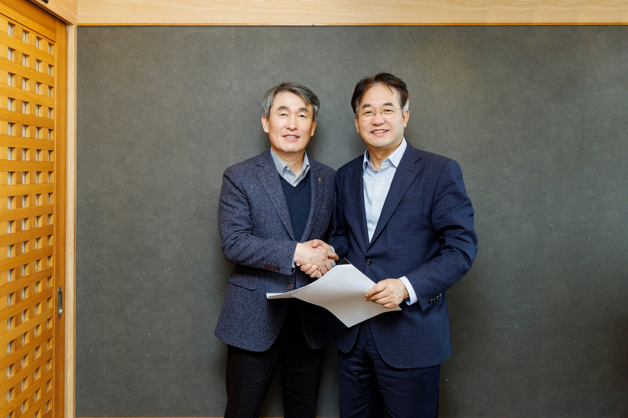 이동환)오른쪽) 고양특례시장이 백 호 서울교통공사 사장과 지역 현안에 대해 논의했다.