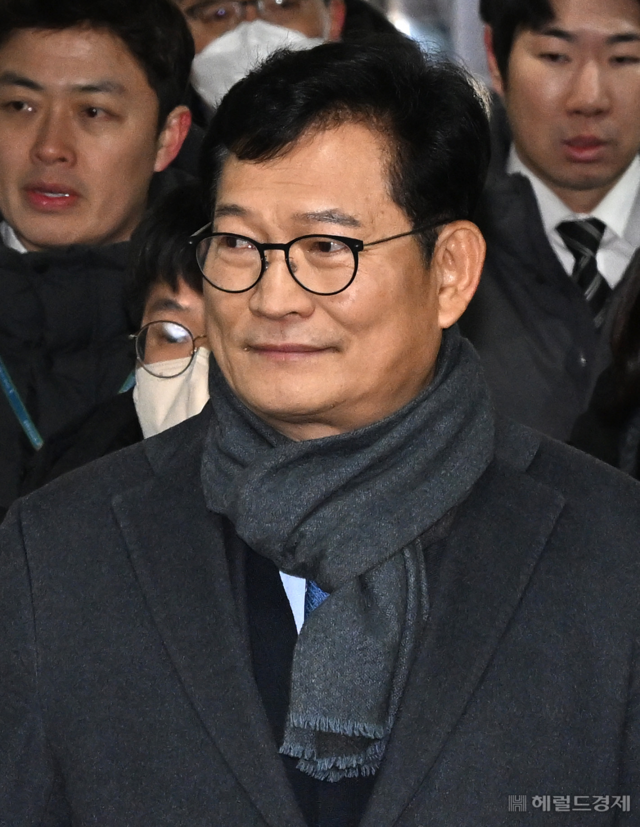 정치자금법 위반 등 혐의를 받는 송영길 전 더불어민주당 대표가 18일 오전 구속 전 피의자 심문(영장실질심사)을 받기 위해 서울중앙지법으로 들어서고 있다. 임세준 기자