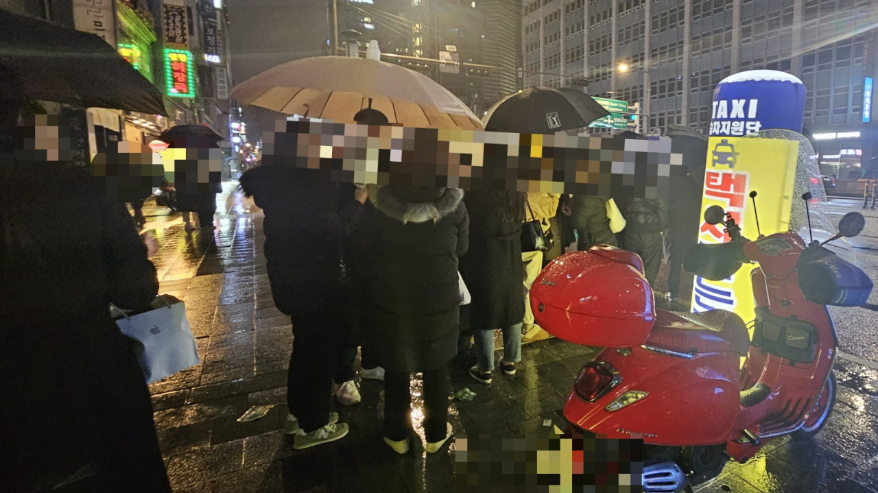 지난 16일(금) 새벽 1시 23분께 택시 승차대 앞에서 시민들이 빈 택시를 기다리고 있다. 박지영 기자.
