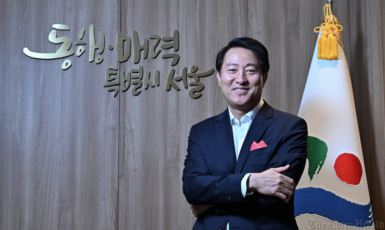 오세훈 서울시장이 서울시청 집무실에서 코리아헤럴드와 인터뷰 중 포즈를 취하고 있다. 임세준 기자