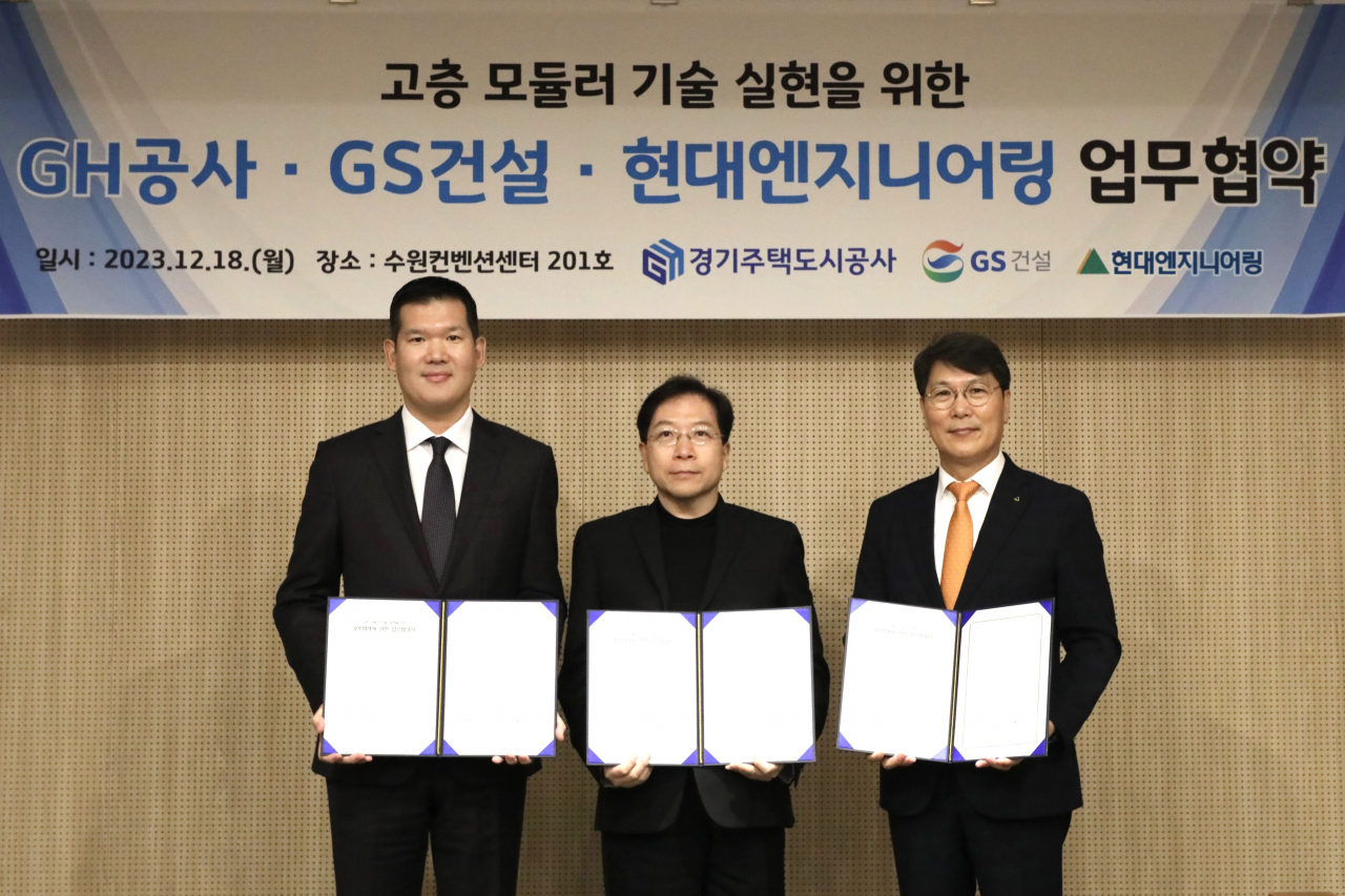 지난 18일 수원 컨벤션센터에서 진행된 ‘고층 모듈러 주택사업을 위한 업무협약 체결식’에 참석한 허윤홍 GS건설 대표(왼쪽), 김세용 GH 사장, 홍현성 현대엔지니어링 대표이사가 기념사진을 촬영하고 있다. [GS건설 제공]