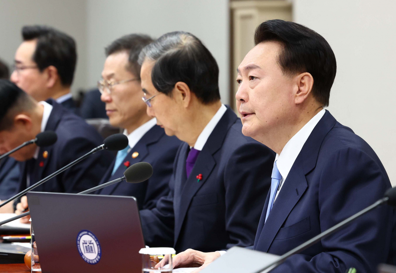 윤석열 대통령이 19일 서울 용산 대통령실 청사에서 열린 국무회의에서 발언하고 있다. [연합]