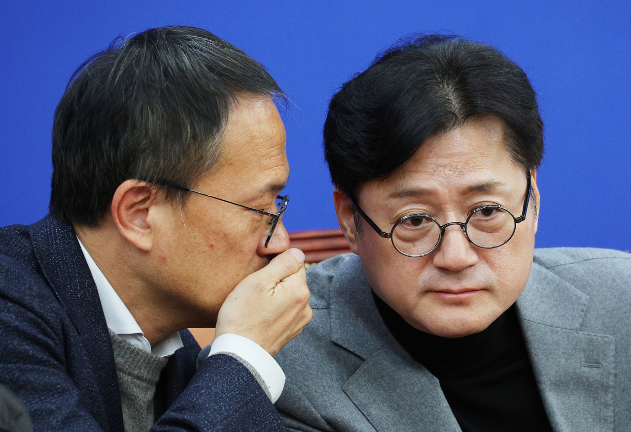 박주민 더불어민주당 원내수석부대표(왼쪽)가 홍익표 원내대표와 대화를 나누고 있다. [연합]