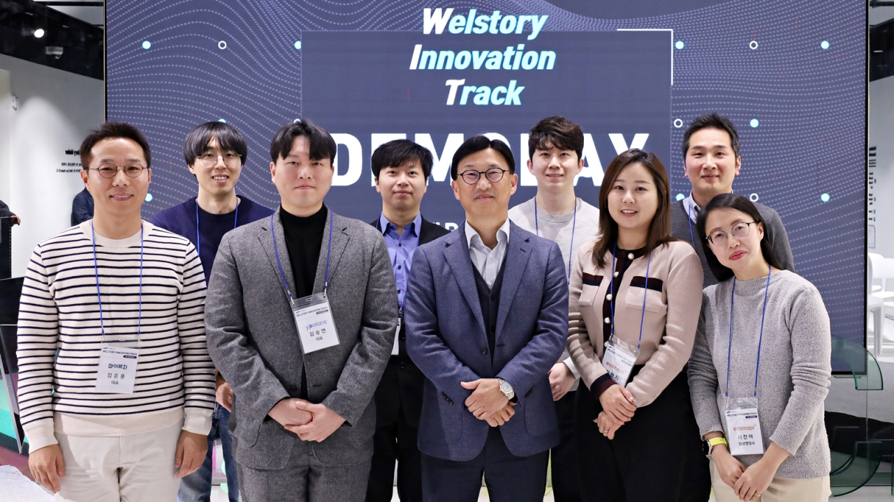 18일 경기 분당구 삼성웰스토리 본사에서 정해린 삼성웰스토리 사장(앞줄 가운데)과 스타트업 4개사 관계자들이 WIT 4기 데모데이에 참석해 기념사진을 촬영하고 있다. [삼성웰스토리 제공]