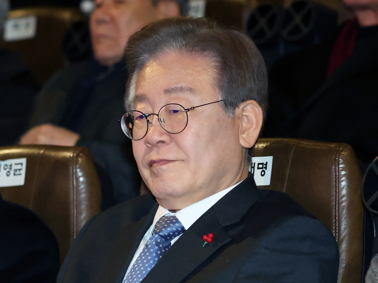 이재명 더불어민주당 대표가 18일 오후 서울 용산구 용산 CGV에서 열린 '길위에 김대중' VIP 시사회에 참석해 영화 시작을 기다리고 있다. [연합]
