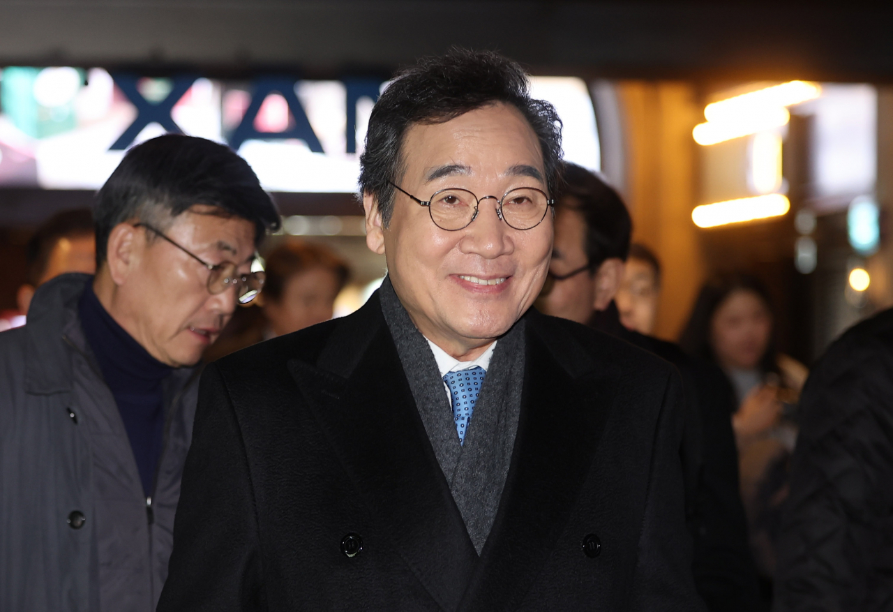 더불어민주당 이낙연 전 대표가 18일 서울 용산 CGV에서 열린 '길위에 김대중' 시사회에 참석하기 위해 이동하고 있다. [연합]